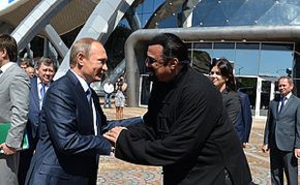 Путин вручит Стивену Сигалу российский паспорт