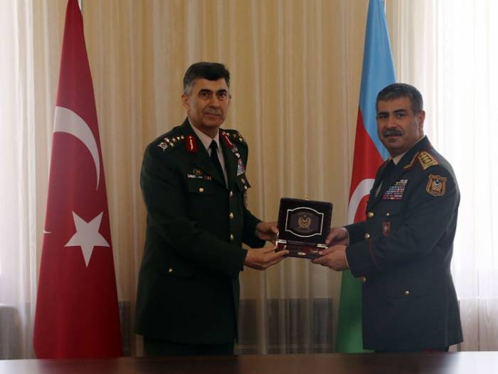 Закир Гасанов встретился с командующим Сухопутными войсками Турции (ФОТО)
