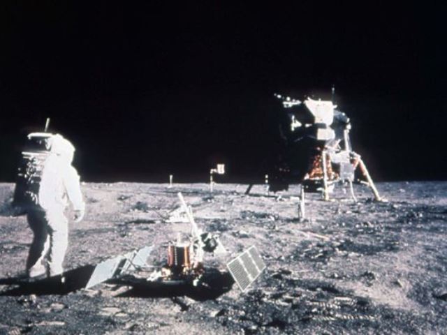 НАСА опубликовало необработанные версии снимков высадки на Луну - ФОТО
