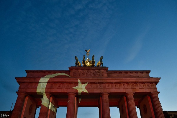 Бранденбургские ворота подсветили в цвета флага Турции