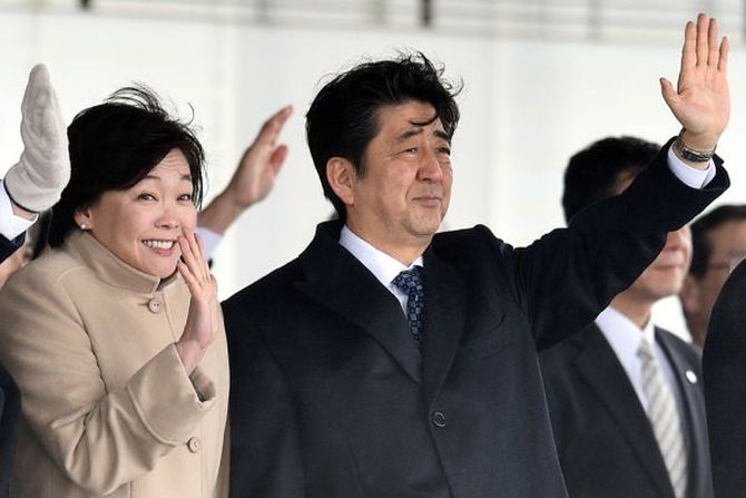 ЛДП Японии отвергла требование оппозиции вызвать для дачи показаний Акиэ Абэ