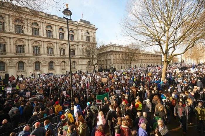 В Лондоне тысячи человек вышли на акции протеста