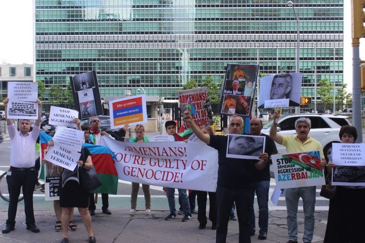 В Нью-Йорке перед зданием ООН прошла акция протеста азербайджанцев(ФОТО)

