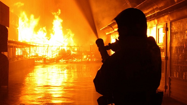 В Бишкеке горит здание аквапарка