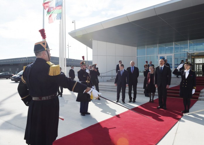 Президент Азербайджана прибыл с официальным визитом во Францию (ФОТО)