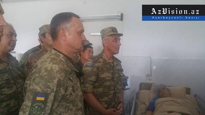 Военные атташе и представители зарубежных СМИ навестили раненую при обстреле села Алханлы 