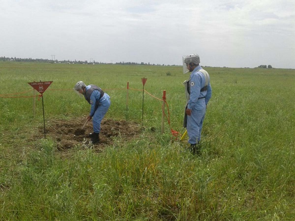 Территории прифронтовых районов очищают от мин и снарядов - ФОТО