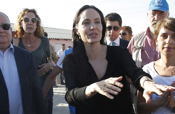 Анджелина Джоли посетила лагерь беженцев в Греции - ВИДЕО
