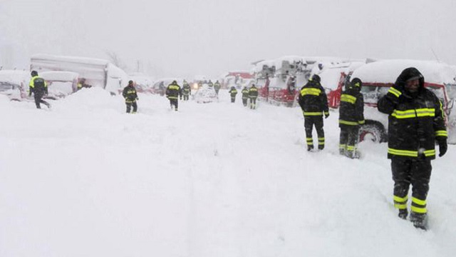 Число жертв лавины в горах Италии достигло шести человек