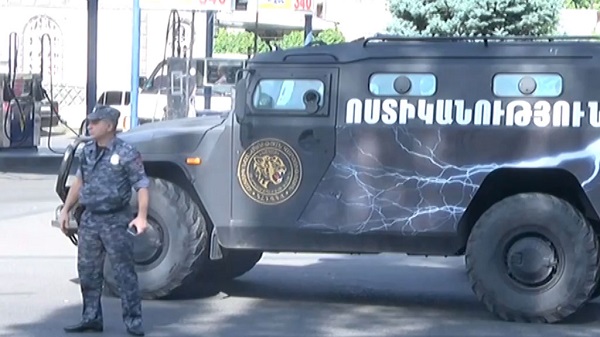 Удерживающие заложников в здании полиции в Ереване выдвинули новые условия