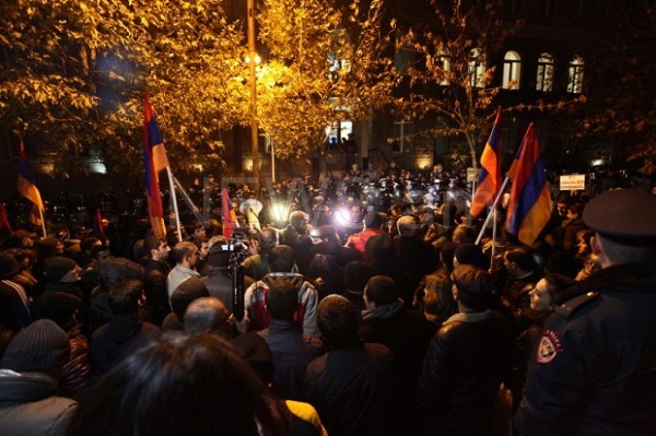 В центре Еревана проходит митинг оппозиции