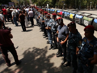 В Армении начались репрессии - десятки задержанных