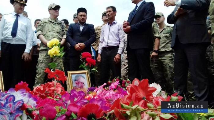 Представители иностранных СМИ и военные атташе посетили могилу жертв армянского обстрела 