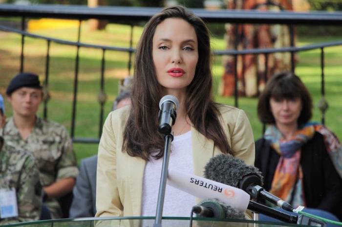 Лицо Анджелины Джоли «застыло»: актриса увлеклась инъекциями