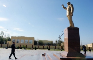Ильхам Алиев в Сабирабаде возложил цветы к памятнику Гейдару Алиеву