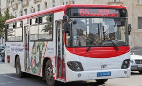 В Баку пассажирский автобус столкнулся с автомобилем начальника полиции