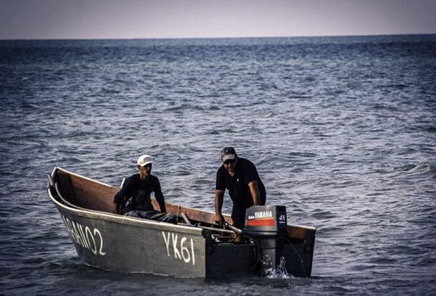 Сотрудники МЧС спасли тонущих на Каспии рыбаков