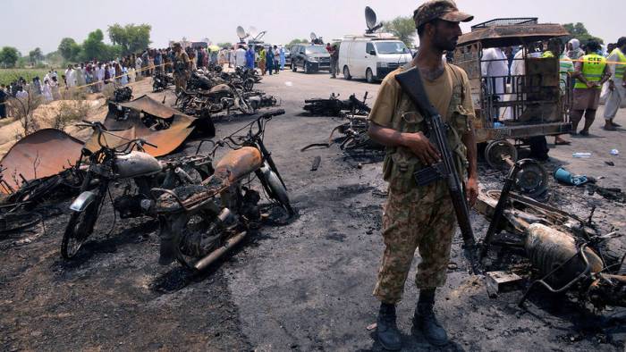 В Пакистане 150 человек погибли при возгорании бензовоза