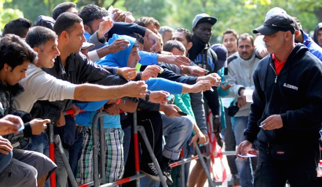 Беженцы в Берлине пожаловались на бюрократию и однообразную еду
