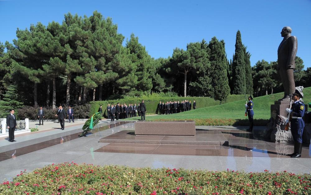 Гурбангулы Бердымухамедов посетил могилу великого лидера Гейдара Алиева - ФОТО
