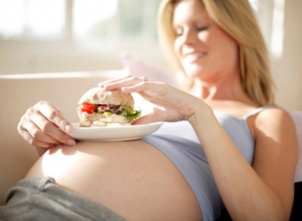Почему беременным нельзя есть за двоих