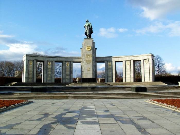 В Берлине возложили венки к мемориалу советским воинам