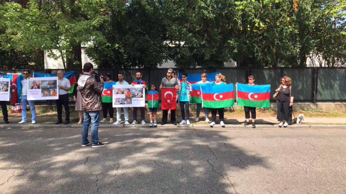 В Германии азербайджанцы провели акцию протеста перед посольством Армении
