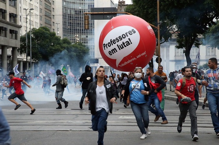 В Бразилии прошла первая за более чем 20 лет всеобщая забастовка  (ФОТО)