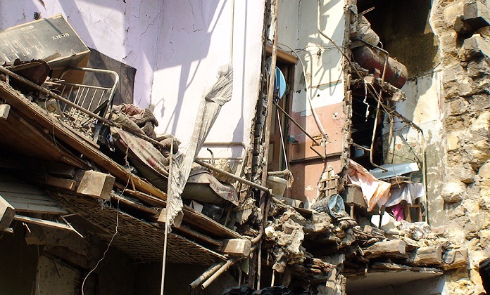В Индии обрушилось здание, 40 человек остаются под завалами