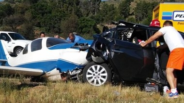 В Калифорнии самолет упал на автомобиль