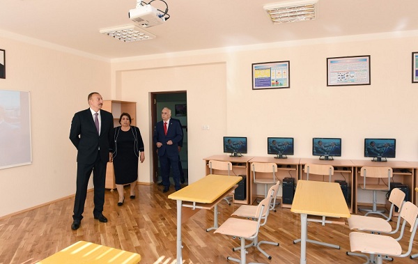 Ильхам Алиев в школе номер 247 после ремонта - ФОТО