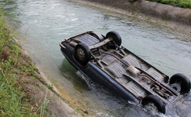 В Шамкире автомобиль упал в канал, водитель скончался