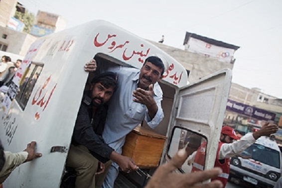 В Пакистане 32 человека выпили паленый самогон и скончались