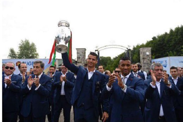 В Португалии триумфально встретили победителей Евро-2016 - ФОТО - ВИДЕО