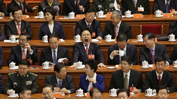 Китайских чиновников наказали за сон на встрече по борьбе с ленью