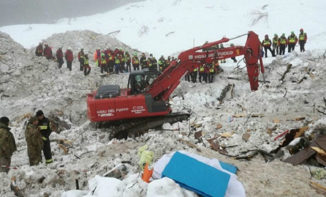 Число погибших при сходе лавины в Италии достигло 25 человек