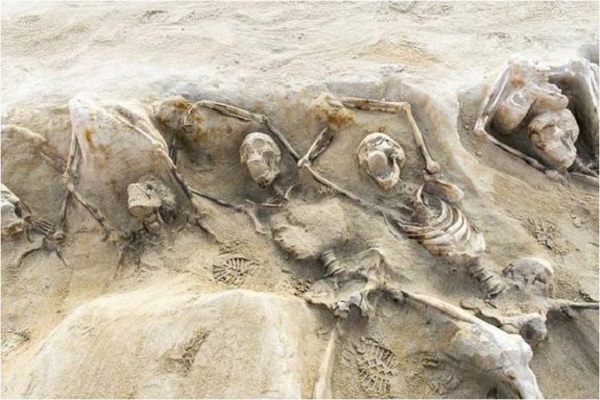 В Греции на месте стройки театра нашли десятки скелетов в кандалах