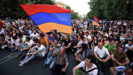 Десятки тысяч людей вышли на улицы Еревана - ПРЯМАЯ ТРАНСЛЯЦИЯ (ОБНОВЛЕНО)