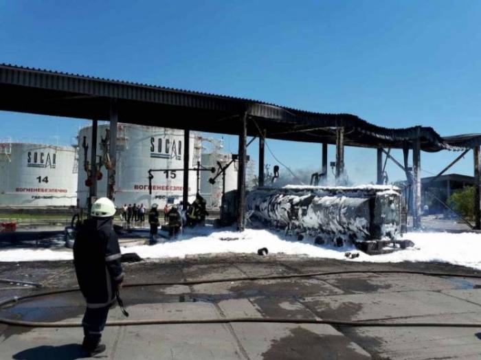 Пожар на базе с нефтепродуктами в Украине