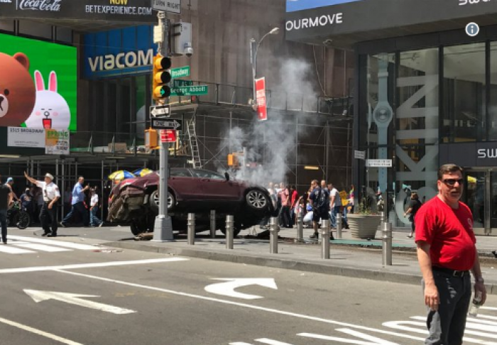Автомобиль врезался в толпу людей в центре Нью-Йорка
