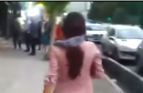 Иранка  своеобразно  выразила протест  хиджабу - ВИДЕО