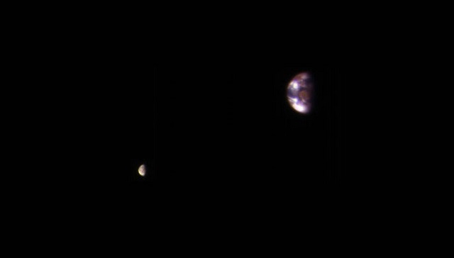 Зонд MRO сфотографировал Землю и Луну с орбиты Марса
