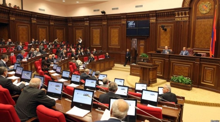 Курьезный случай в парламенте Армении: у депутатов отказали кнопки для голосования - ВИДЕО