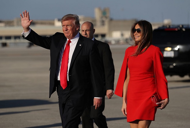 Lady in red: Мелания Трамп прилетела с мужем во Флориду- ФОТО