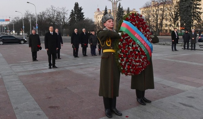 Ильхам Алиев посетил площадь Победы в Минске - ФОТО
