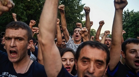 Участник акции протеста в Ереване зашил себе рот
