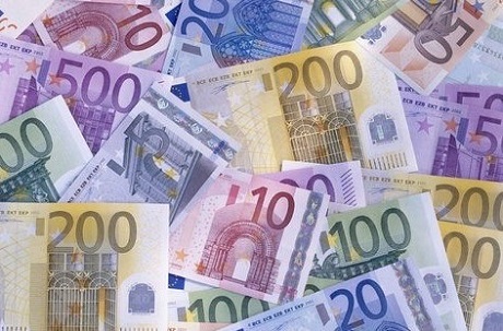 Евро подешевел, а доллар нет