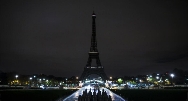 На Эйфелевой башне погасли огни в знак солидарности с Лондоном