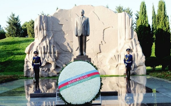 Лукашенко посетил могилу Гейдара Алиева
