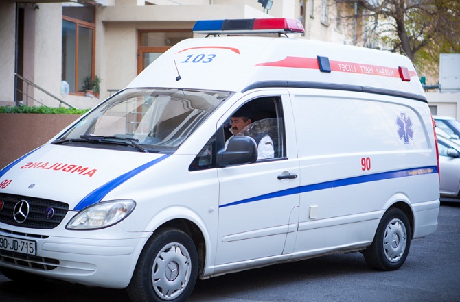 В Баку попал в аварию школьный автобус, есть пострадавшие
